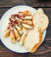 Mediterranes Essen in Piran, gegrillte Kalamaris &ndash; &copy; Simone Willner (Eberhardt TRAVEL)
