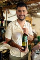 Der Sohn von Familie Kralj schenkt uns ein &ndash; &copy; Simone Willner (Eberhardt TRAVEL)