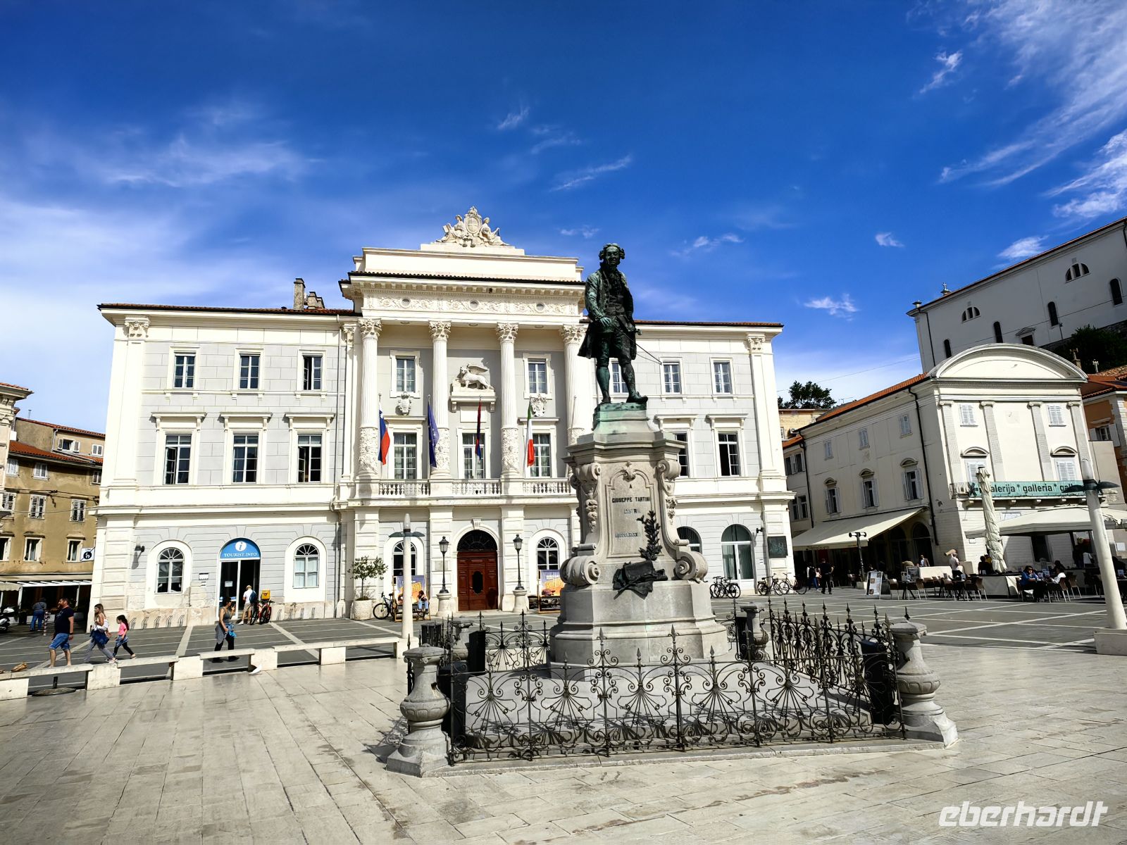 Rathaus von Piran mit der Tartinistatue davor &ndash; &copy;  (Eberhardt TRAVEL)