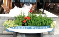 An der Strandpromenade sind die Restaurants liebevoll dekoriert