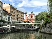 Blick auf die Kirche Maria Verkündigung von der Ljubljanica aus