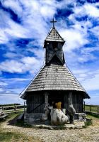 Die Kirche ist im gleichen ovalen Stil errichtet, wie die Sennerhütten