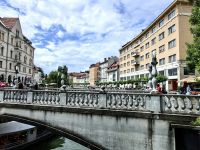 Eine der drei Fußgängerbrücken in Ljubljana