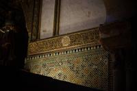 Die Symbole der christlichen Königreiche Kastilien und León in Arabesken eingearbeitet