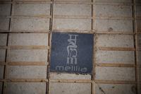 Das M für melilla in den Buchstaben seiner vier wichtigsten Kulturen: Sanskrit - Arabisch - Hebräisch - Latein