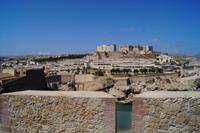 Blick über die Festungsmauern von Melilla auf den Parador