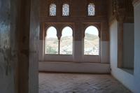 kleiner Gebetsraum mit Mihrab, hinter den Fenstern der Sacromonte