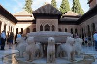 Löwenbrunnen mit einem der Erker