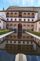 Patio de Arrayanes, im Hintergrund der Palast Karls V.