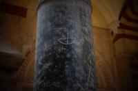 Steinmetzsymbol an einer Säule der Mezquita - der Lieferant war wahrscheinlich ein Christ, das das Schiff ein christl. Symbol war