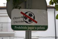 Verbotsschild in El Bosque mit Graffiti Verbieten verboten