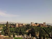 DIE Al Hambra mit der Sierra Nevada im Hintergrund