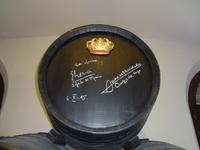 auch Koenigliche Hoheiten signieren die Sherryfaesser