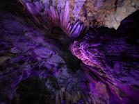 wilde Beleuchtung in der Saint Michaels Hoehle