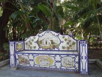 die gefliessten Baenke von Marbella's Park