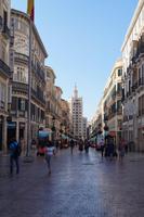 Málagas gute Stube, am Ende der Straße das Gebäude La Equitativa, (1947 - 56, Francozeit), ein Versicherungsbau, der an ein magribinisches Minarett erinnert. 