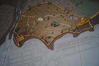 Modell des maurischen Málaga etwa zur Eroberung durch die Spanier über Karte des heutigen Málaga