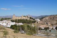 Die Alcazaba von Antequera mit einem in eine Kirche umgewandelten maurischen Stadtor (rechts) und dem Peñón de los Amantes/Indio de Antquera im Hintergrund