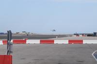 Hubschrauber über der Landebahn von Gibraltar