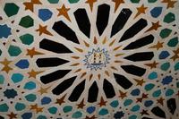 Christliches Dekor (Säulen des Herkules) eingebaut in die maurischen Wandfliesen