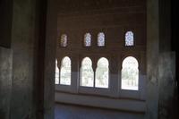 Durch die Fenster ist der Albaicín zu sehen