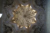 Muqarnas in der Kuppel des Abencerragen-Saals - der Legende nach soll hier das Geschlecht der Abencerragen (Banu s-Sarag) im Mannesstamm ausgelöscht worden sein