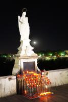 Auf der römischen Brücke von Córdoba, Rafael mit Kerzen und Mond