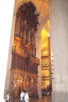 Eine der Orgeln und der Hochaltar