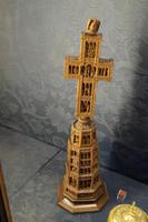 Unscheinbar zwischem dem ganzen Gold: Eine feine Holzschnitzerei