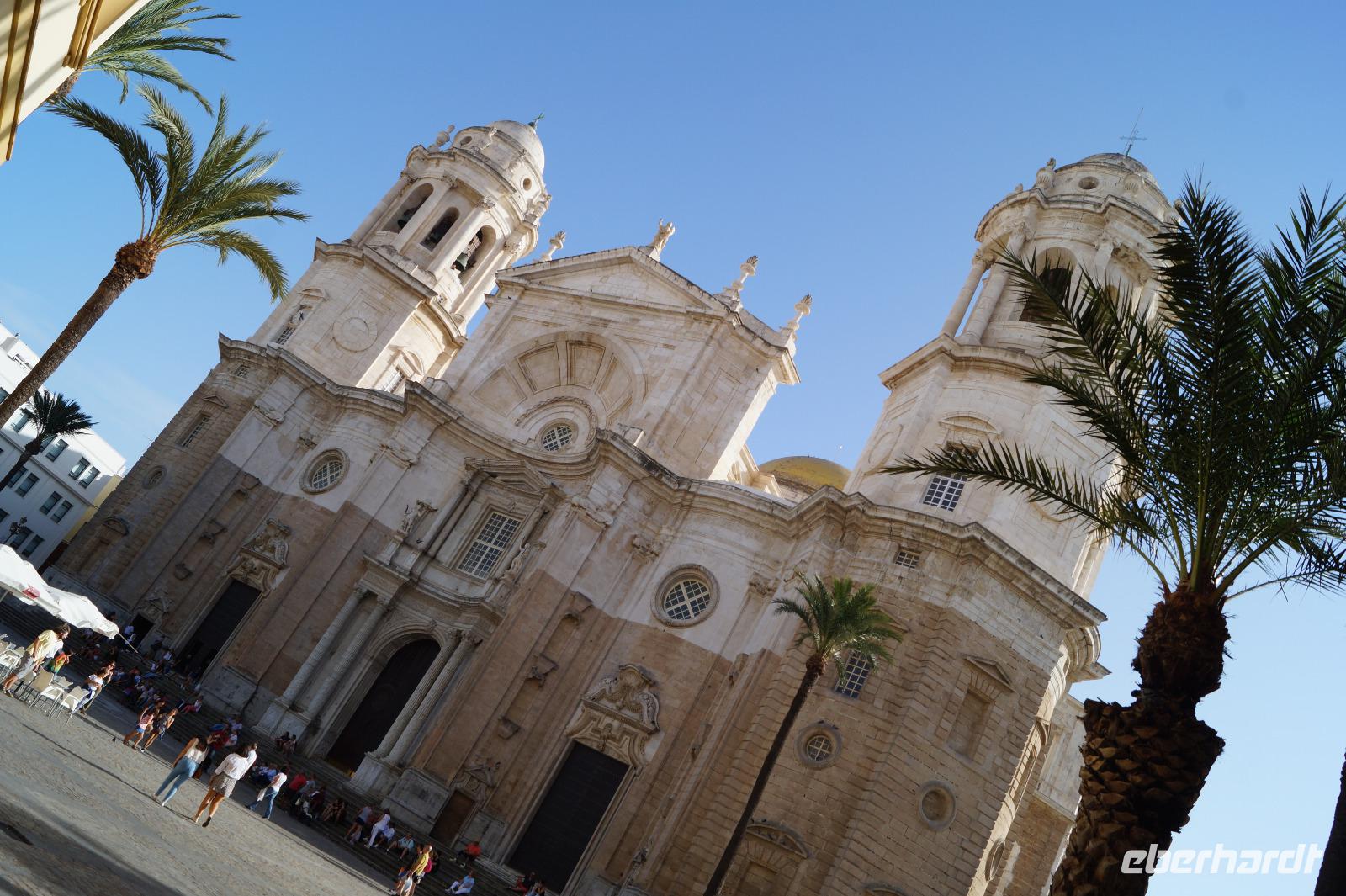 Kathedrale von Cádiz, der Unterbau ist aus Muschelkalk, der ist stabil. Dem Kalkstein im Oberbau bekommt jedoch die Meeresluft nicht