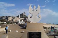 Denkmal für den polnischen Exilpräsidenten Wladyslaw Sikorski, der 1943 in Gibraltar starb, und Moschee im Hintergrund