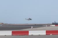 Hubschrauber über der Landebahn von Gibraltar
