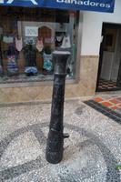 Einbetonierte Kanone, angeblich um das Vorrücken napoleonischer Truppen mit schwerem Gerät auf den Rathausplatz zu verhindern