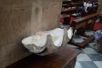 Eine Muschel als Weihwasserbecken in der Hauptkirche von Marbella 
