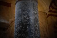 Steinmetzsymbol an einer Säule der Mezquita - der Lieferant war vielleicht ein Christ, da das Schiff ein christl. Symbol war