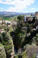 El Tajo de Ronda mit dem Guadalevín (Wâd(î) al-Laban, Milchfluss); hat nichts mit dem Tajo/Tejo (lat. Tagus) zu tun sondern kommt vom lateinischen taleare (schneiden)