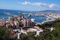 Plaza de Toros und Hafen von Málaga, vom Gibralfaro (Gabal Harun, Aaronsberg) aus gesehen