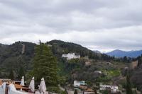 Der Generalife (Gannat al-?Arif, Garten des Gelehrten) leuchtet uns hell entgegen