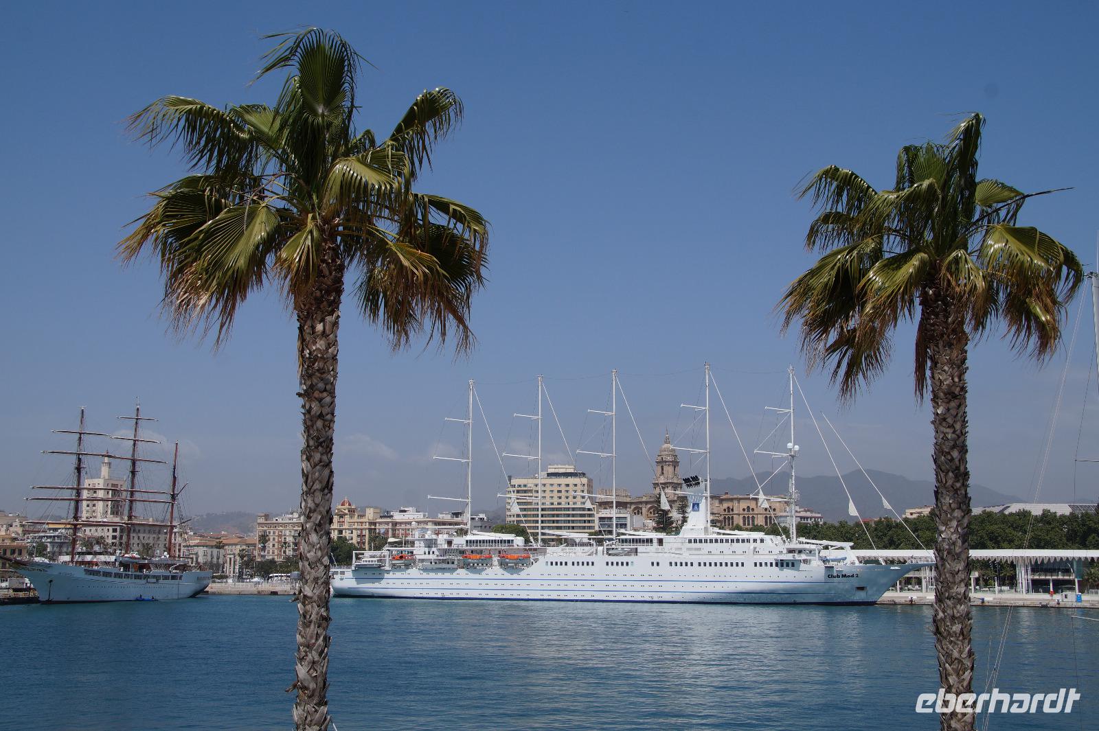 Schiffe im Hafen von Málaga