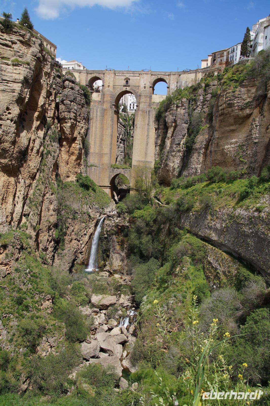 Puente Nuevo mit Wasserfall