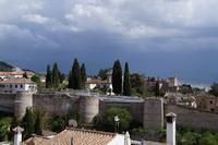 Albaycín mit Stadtmauer aus dem 11. Jhdt. Im Hintergrund die Alhambra (13. - 15. Jhdt,