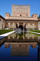 Patio de Arrayanes (Myrtenhof) mit Spiegelung des Torre de Comares, in welchem sich der Botschaftersaal befindet