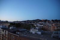 Abendlicher Blick von der Dachterrasse in Richtung der Alhambra und des Albaicín 