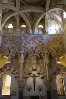 Im kalifalen Bogenwerk das Kruzifix. Darüber durch Schatten und Lichtspiel erreichhte Halbondeffekte. 