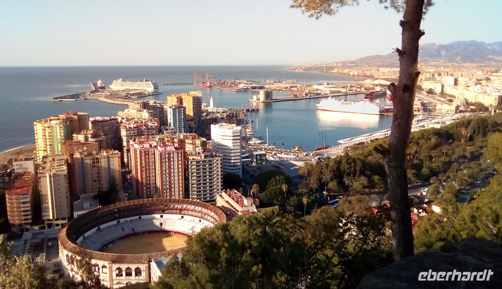 Stierkampfarena und Hafen von Málaga