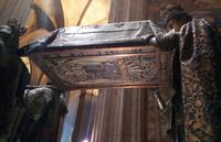 Unter den Gebeinen von Christoph Kolumbus in der Kathedrale von Sevilla