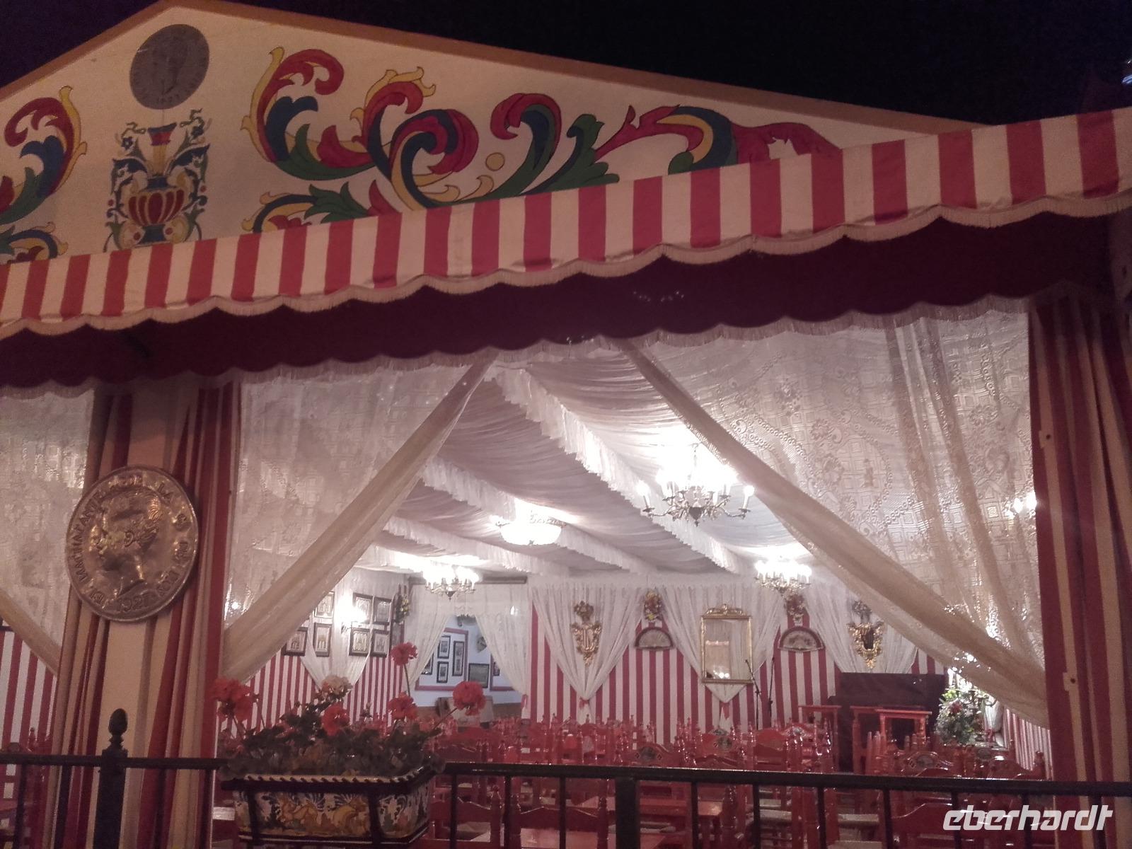 Einzelne Familien oder Unternehmen treffen sich intim in ihren eigenen Festzelten.