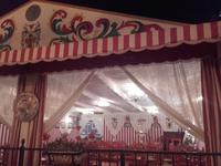 Einzelne Familien oder Unternehmen treffen sich intim in ihren eigenen Festzelten.