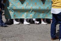 weiße Schuhe und Socken