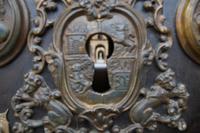 Links und rechts vom Schlüsselloch die Wappen von Kastilien und León